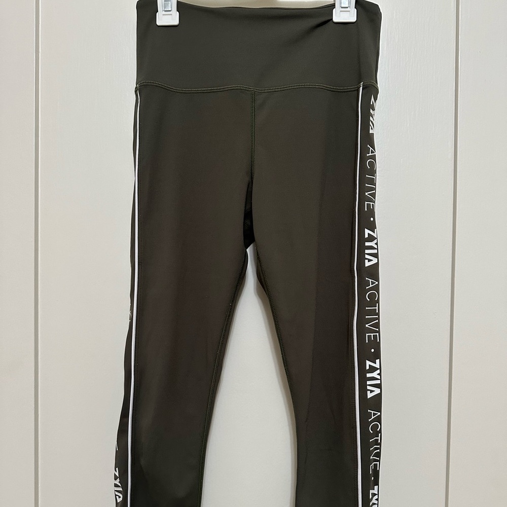 Zyia Olive Logo Stripe Light n Tight Hi-Rise Capri 20"